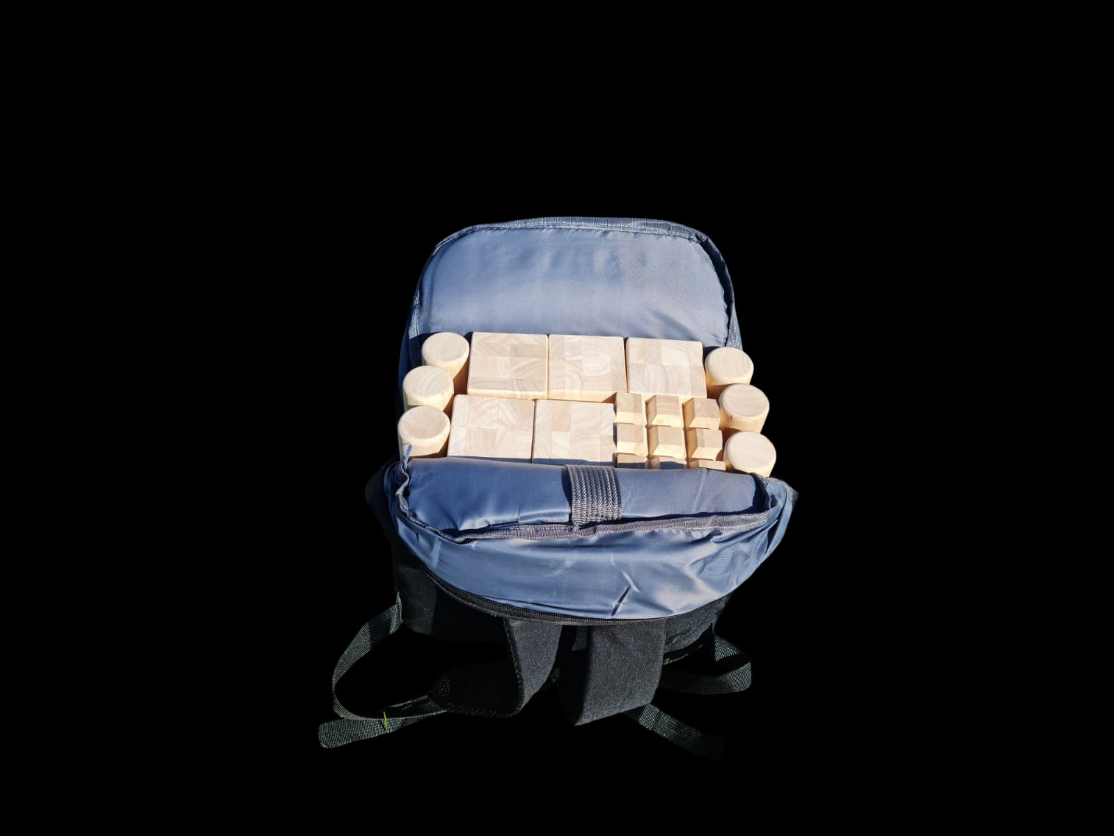 Kubb Spiel Gummibaum XXL - 8,5kg, WM-Größe 6 Rucksack in schwarz von innen mit XXL-Set