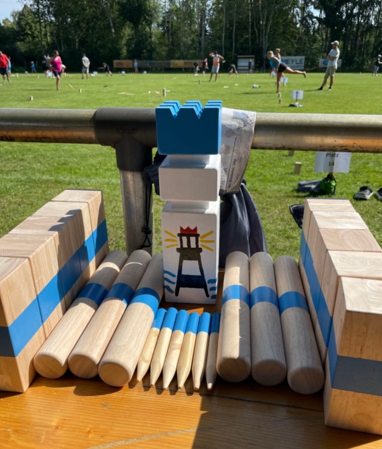 Teillackiertes Set König mit Leuchtturm lackiert