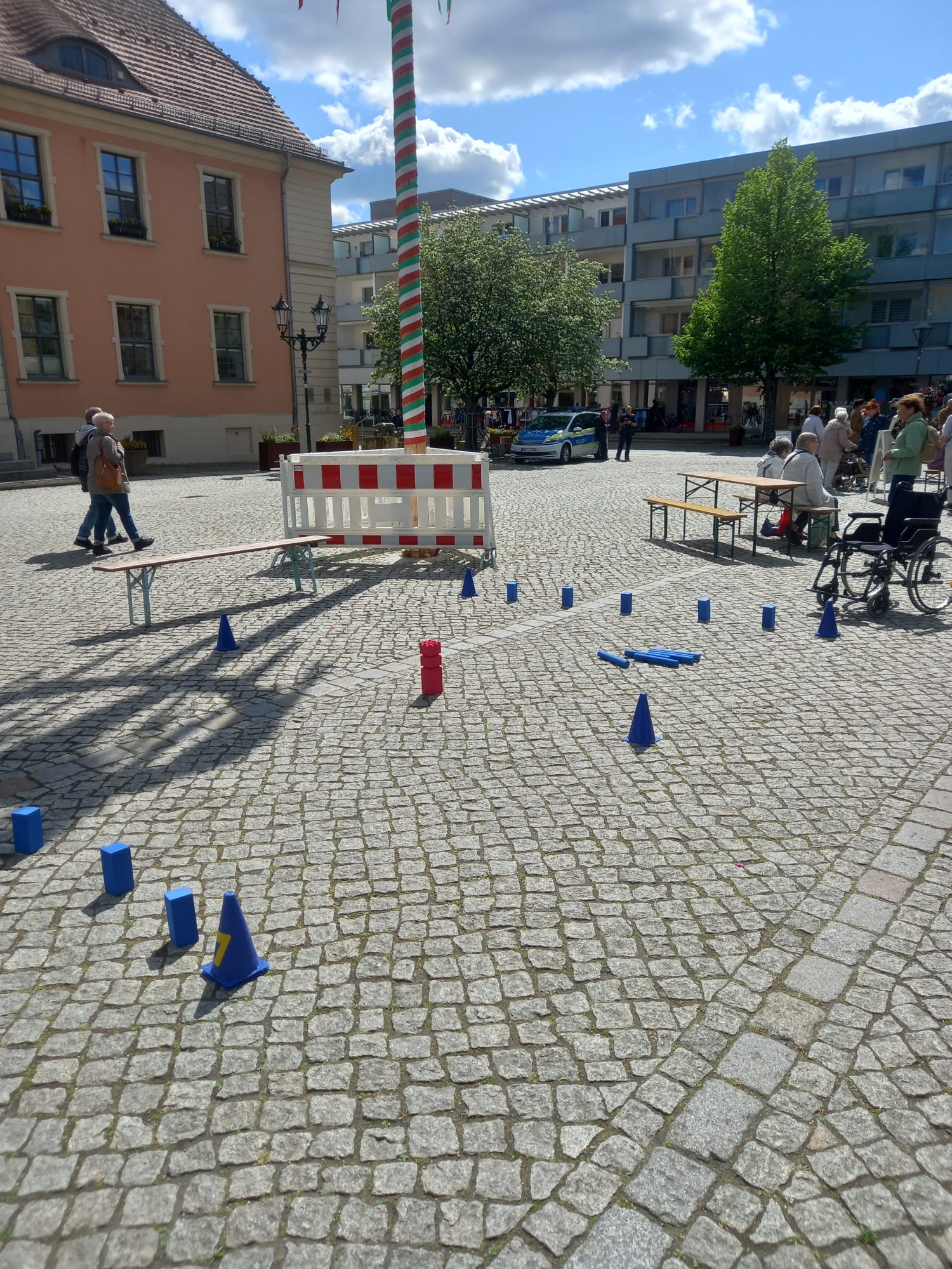 indoor marktplatz rollstuhl Indoor Kubb und Schule