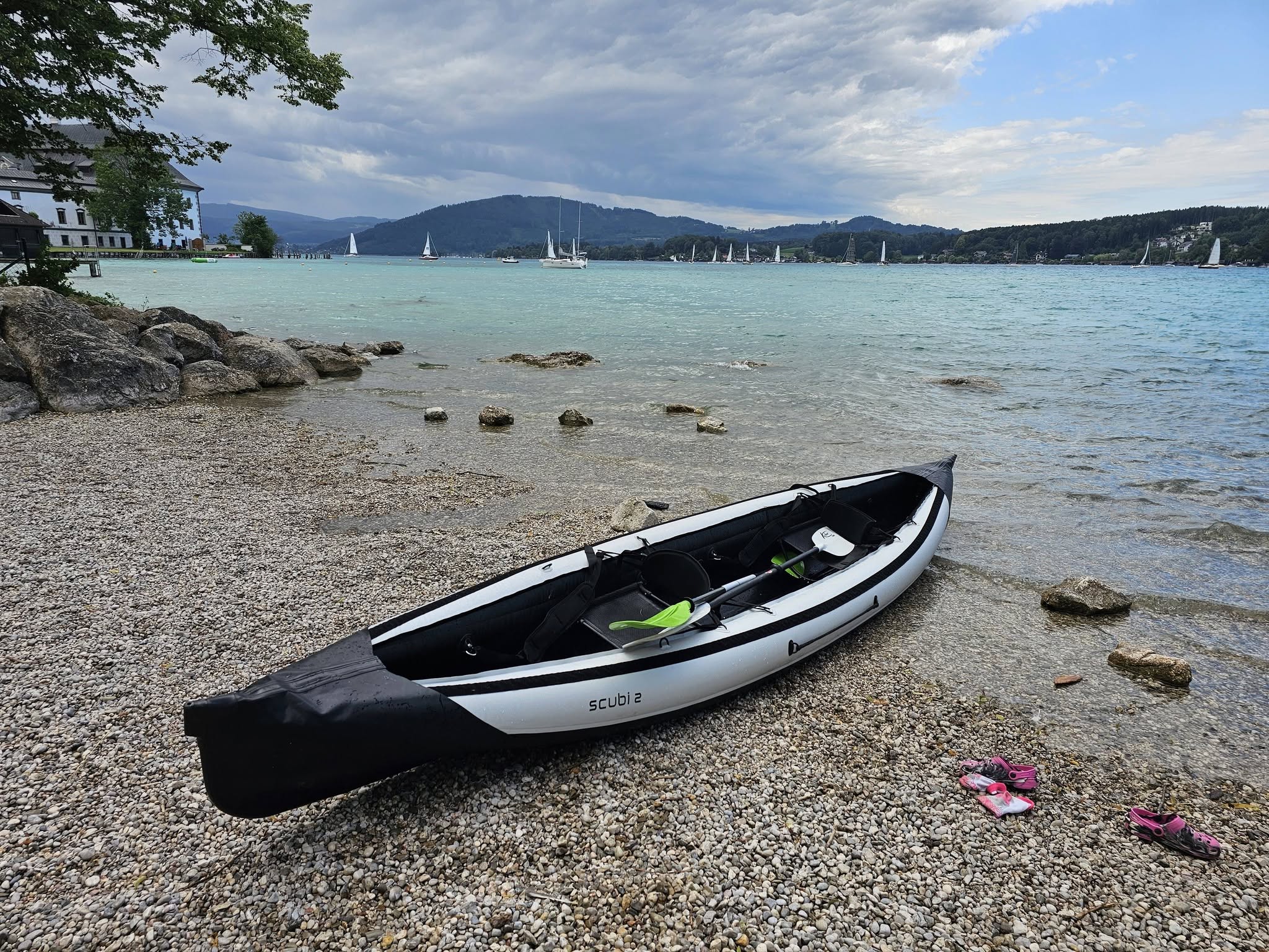 Entspannung im Zweier-Kajak auf dem Attersee nach dem Kubb-Turnier